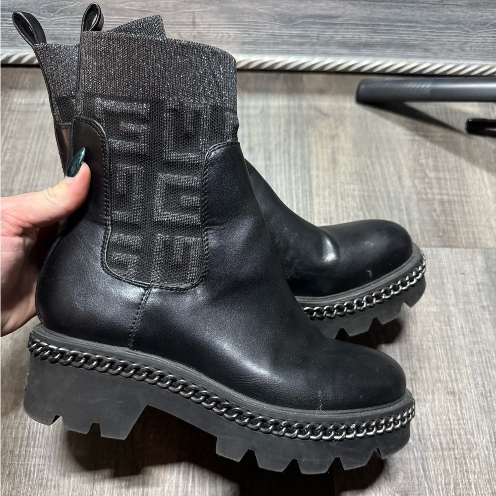 Guess Vardy Chelsea knit lug sole women's boots in black faux leather‎